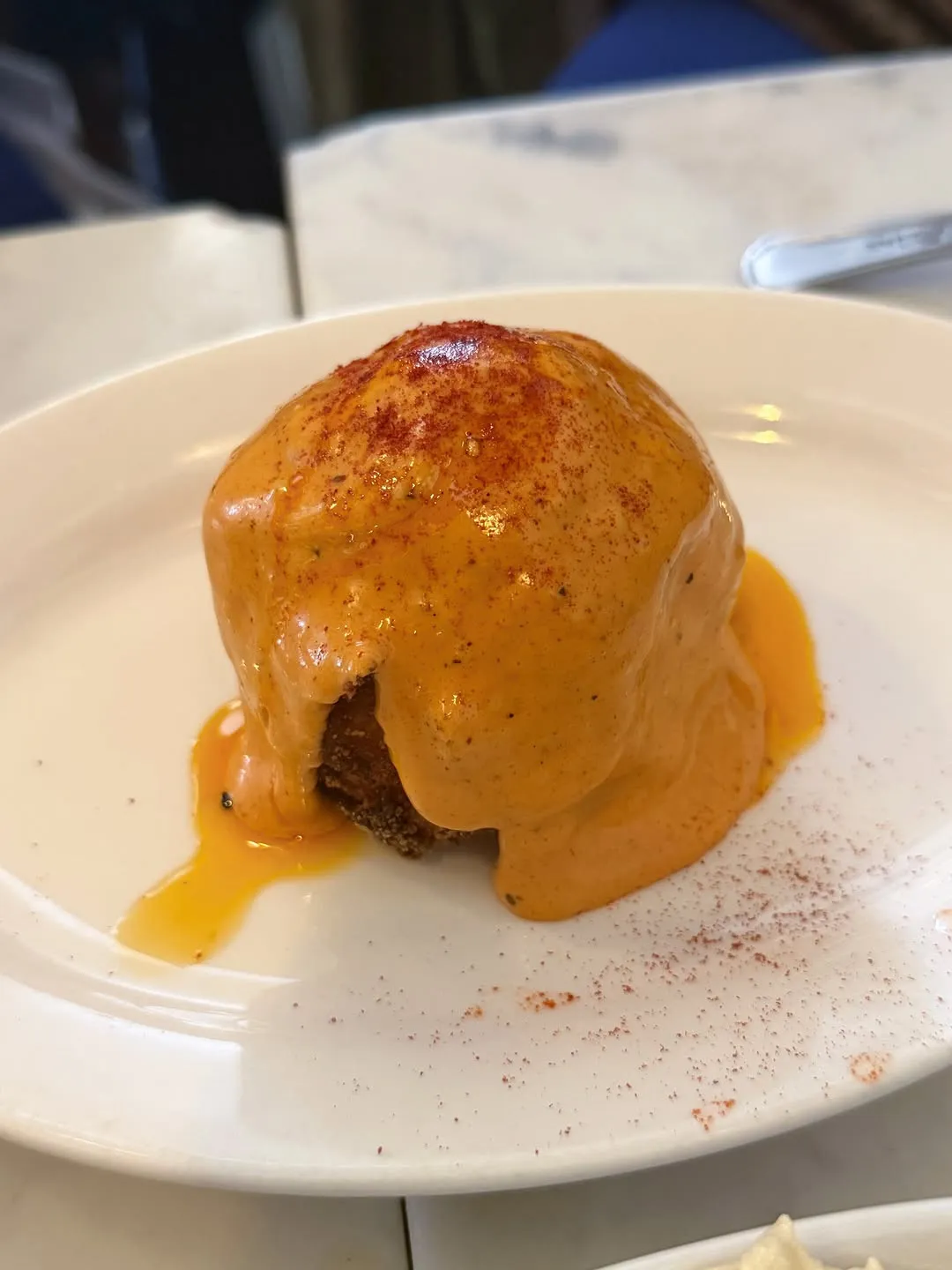 Bomba de la Barceloneta amb salsa