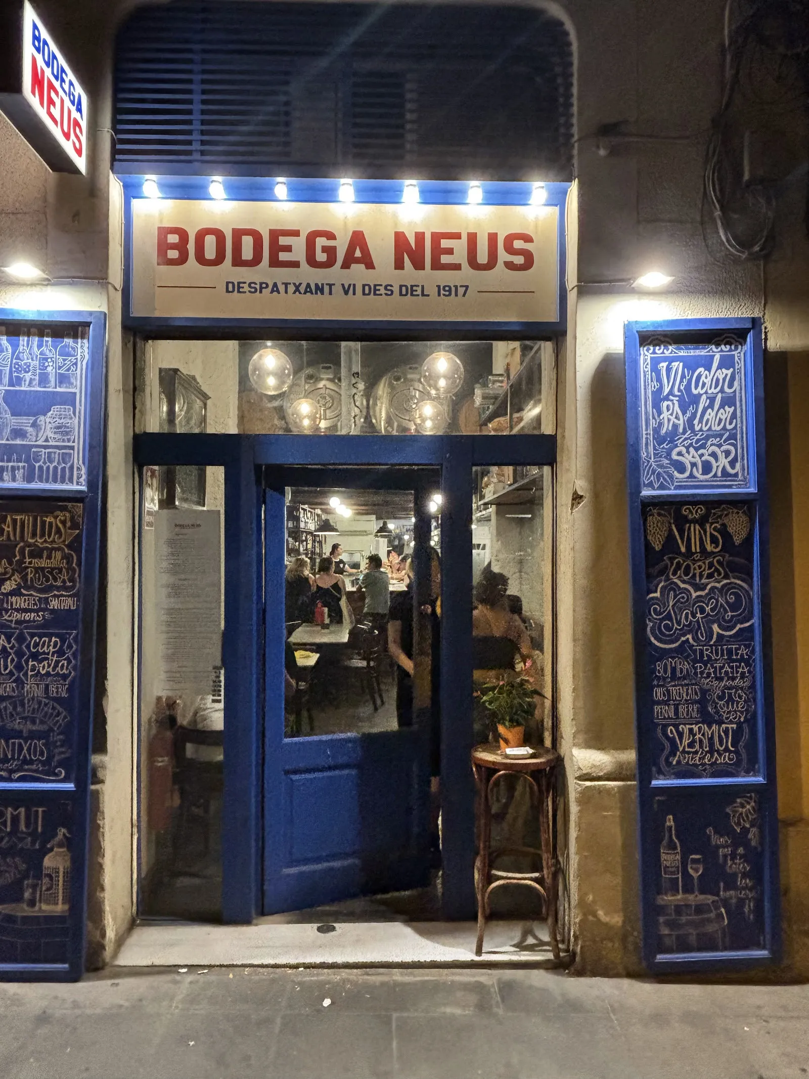 La porta de la bodega, de nit