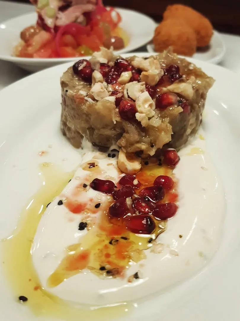 Tàrtar d'albergínia amb iogurt i magrana