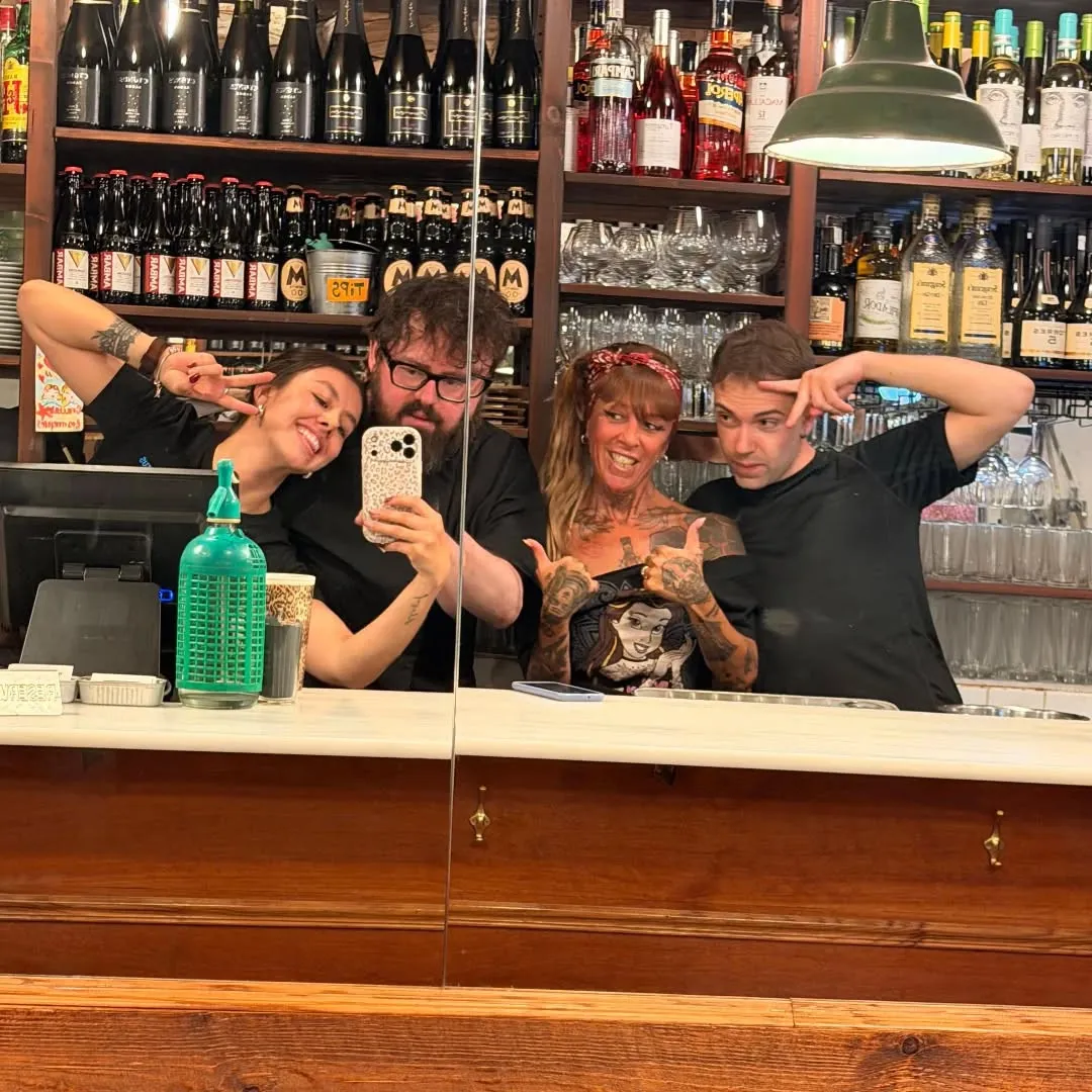 Part de l’equip darrere la barra