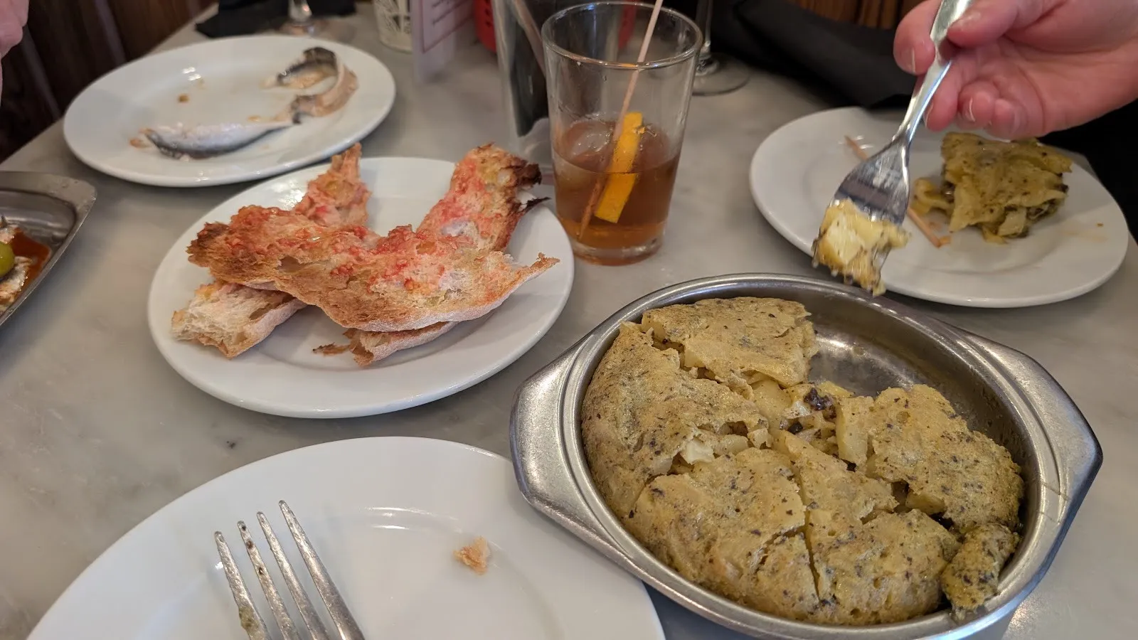 Una taula amb platillos per compartir
